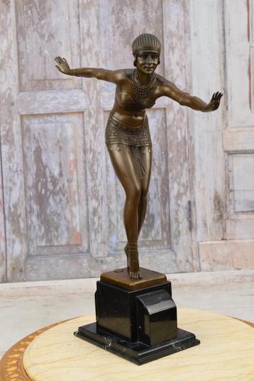 Groot Bronzen Beeld van een Fenicische Danser  beschikbaar voor biedingen