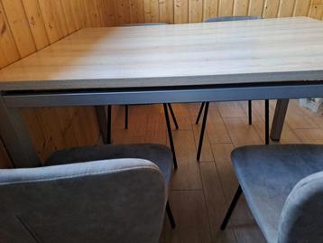 Keukentafel met 4 stoelen beschikbaar voor biedingen