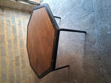 Industriële achthoekige tafel die gerestaureerd moet worden  beschikbaar voor biedingen