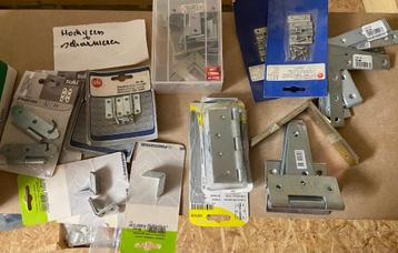 Hoekijzers en scharnieren beschikbaar voor biedingen