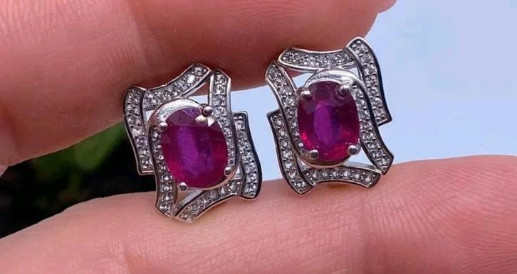 Prachtige vergulde zilveren oorbellen met robijn, Handtassen en Accessoires, Oorbellen, Nieuw, Knopjes of Stekers, Zilver, Wit