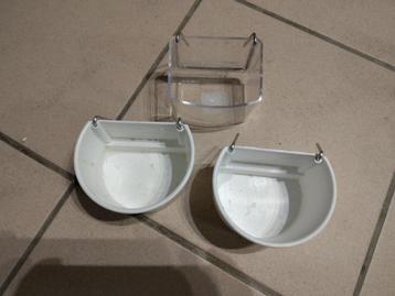 Set van 3 vogel voeder en drink bakjes beschikbaar voor biedingen