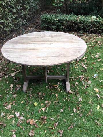 Antieke tuintafel beschikbaar voor biedingen