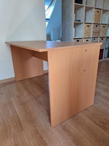bureautafel beschikbaar voor biedingen