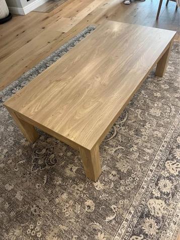 Houten tafel beschikbaar voor biedingen