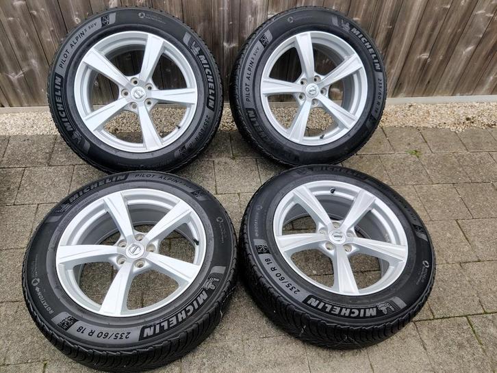 18 inch originele Volvo velgen + winterbanden, Auto-onderdelen, Banden en Velgen, Banden en Velgen, Winterbanden, 18 inch, 235 mm