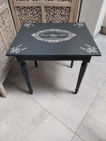 Bijzettafel - hout  - 46cm  breed x 40 diep x 41 hoog beschikbaar voor biedingen