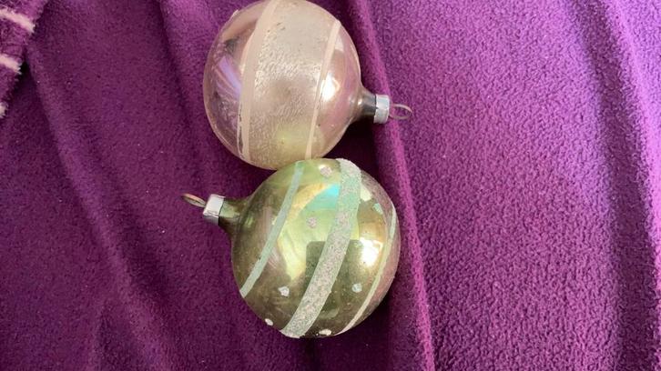 2 oude kerstballen zilver en groen, Diversen, Kerst, Zo goed als nieuw, Verzenden