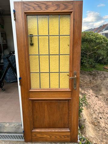 Massieve houten deur met glasraam beschikbaar voor biedingen