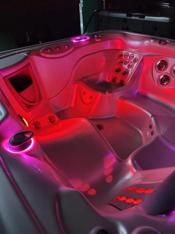 Hotspring jacuzzi envoy beschikbaar voor biedingen