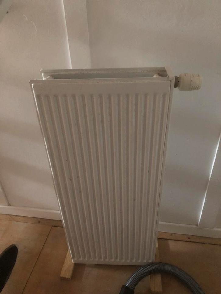 Radiator wit 90/40/10 cm met thermostaat kraan., Bricolage & Construction, Thermostats, Utilisé, Enlèvement