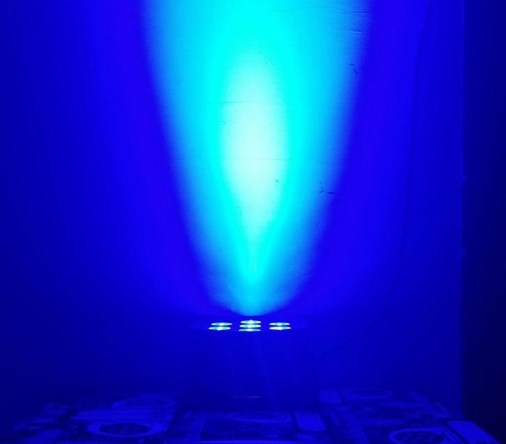 Nieuwe FIRST CLASS 7 X 24 W RGBWAUV FLAT LED PAR, Muziek en Instrumenten, Licht en Laser, Nieuw, Licht, Geluidgestuurd, Kleur