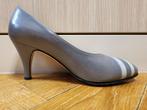 schoen, Schoenen met lage hakken, Ophalen of Verzenden, Zo goed als nieuw, Grijs