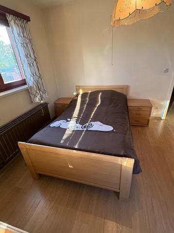 houten bed met nachtkastjes  beschikbaar voor biedingen