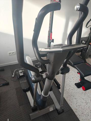 Fitnessmateriaal en crosstrainer  beschikbaar voor biedingen