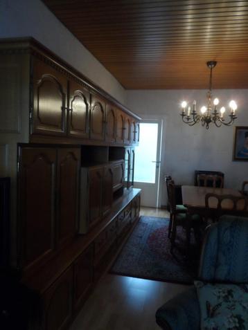 Volledige eetkamer, tafel, zes stoelen en wandkast beschikbaar voor biedingen
