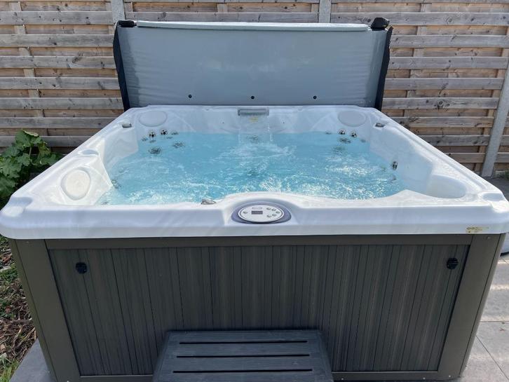 Jacuzzi J235, levering en installatie inclusief, Tuin en Terras, Bubbelbaden en Hottubs, Zo goed als nieuw, Vast, Afdekzeil, Filter
