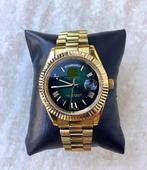 Te koop Day date horloge .colour goud kleur met groene plaat, Handtassen en Accessoires, Horloges | Heren, Overige merken, Polshorloge