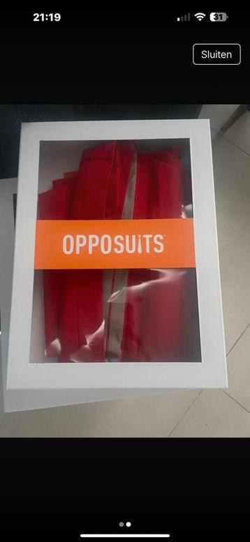 opposuits rode broeken beschikbaar voor biedingen