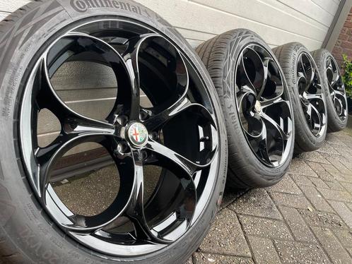 Set 20 inch zwarte Alfa Romeo Tonale PHEV velgen zomerbanden, Auto-onderdelen, Banden en Velgen, Banden en Velgen, Zomerbanden