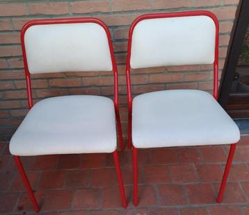 Vintage stoelen beschikbaar voor biedingen