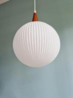 Suspension scandinave en teck et verre opaline blanc, 1960, Enlèvement ou Envoi