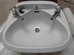 kleine porseleinen lavabo met 2 kranen in perfecte staat, Ophalen, Zo goed als nieuw, Wasbak of Wastafel
