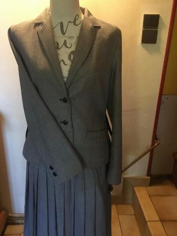 TAILLEUR FEMME disponible aux enchères