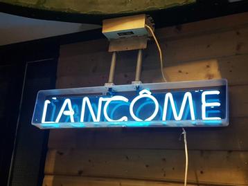 Toffe Lancôme vintage neon in een behuizing van plexiglas. beschikbaar voor biedingen