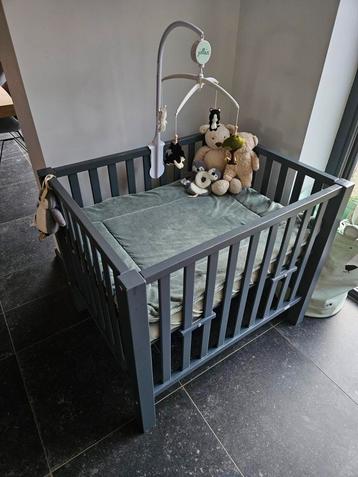 Quax park + matras met groene hoes beschikbaar voor biedingen