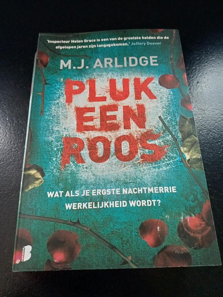 Pluk een roos, Boeken, Thrillers, Zo goed als nieuw, Europa overig, Ophalen of Verzenden