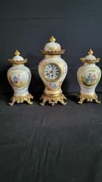 (27) Antieke Franse Bronzen Mini Vaaspendule + bijzetters, Ophalen of Verzenden