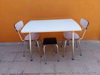 Vintage formica set: tafel + 2 stoelen + krukje, Enlèvement, Utilisé