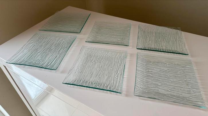 6 assiettes carrées en verre texturé – moderne et élégant, Huis en Inrichting, Keuken | Servies, Zo goed als nieuw, Glas, Ophalen
