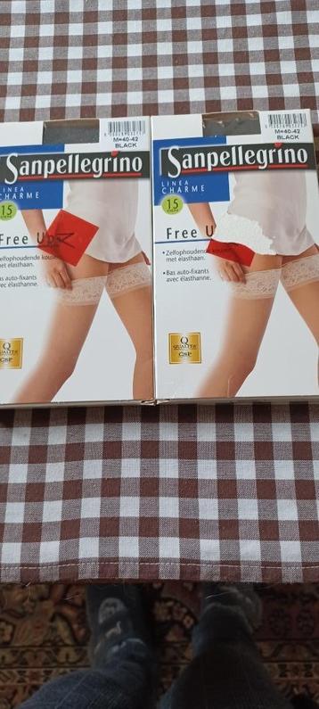 Spinternieuwe zelfophoudende kousen beschikbaar voor biedingen