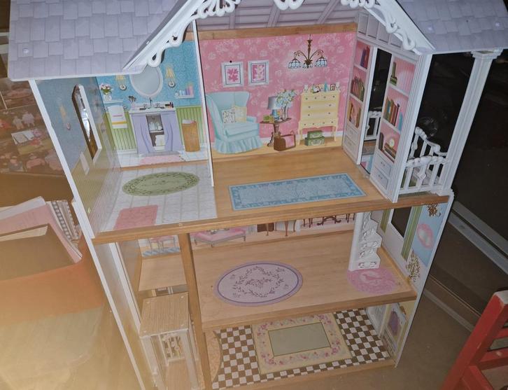 Houten poppenhuis/barbiehuis met lift, Kinderen en Baby's, Speelgoed | Poppenhuizen, Poppenhuis, Ophalen