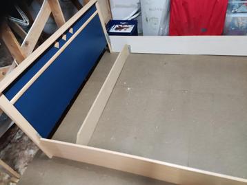 Bed met Nachtkastjes in hout beschikbaar voor biedingen