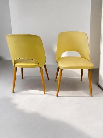 2 vintage gele stoelen beschikbaar voor biedingen