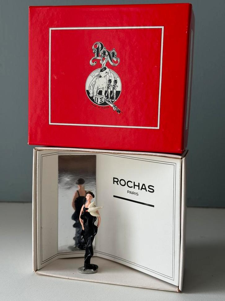 Rochas - Parijs - 1934 - pixi mode - Haute Couture, Verzamelen, Beelden en Beeldjes, Zo goed als nieuw, Ophalen of Verzenden