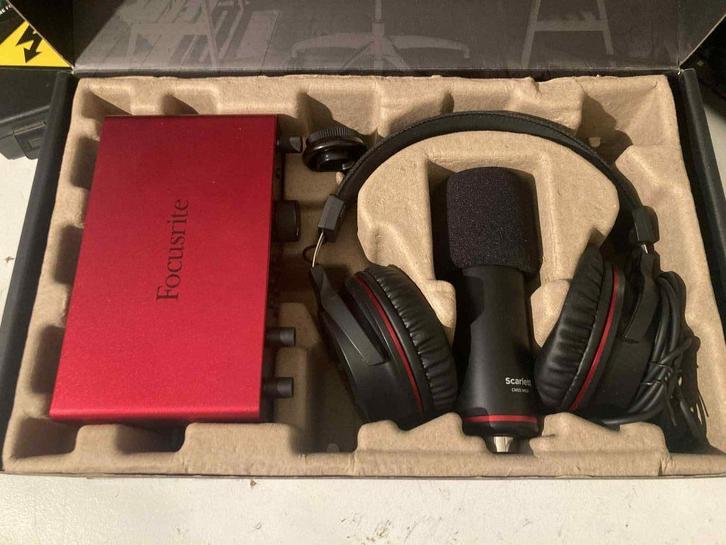 Focusrite Scarlett 2i2 4e generatie + koptelefoon + microfon, Computers en Software, Geluidskaarten, Zo goed als nieuw, Ophalen of Verzenden
