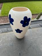 Erg mooie vaas delfts? Of keramiek?, Huis en Inrichting, Wit, Aardewerk of Porselein, Ophalen of Verzenden, Zo goed als nieuw