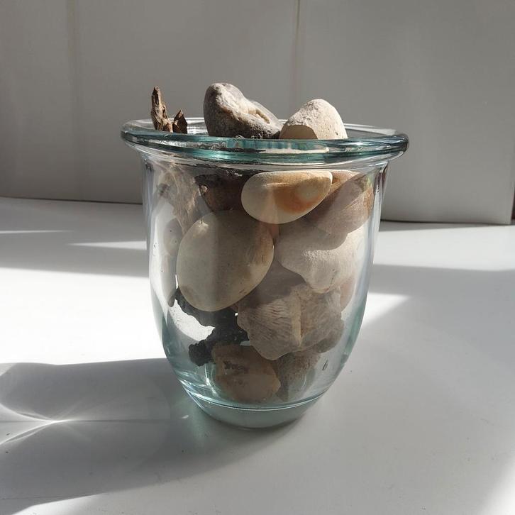Verzameling decoratieve stenen in glazen pot., Verzamelen, Mineralen en Fossielen, Ophalen of Verzenden