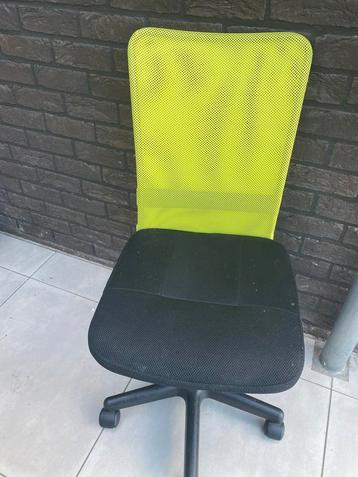 Bureaustoel met groene achterkant beschikbaar voor biedingen