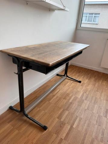 Vintage schoolbank beschikbaar voor biedingen