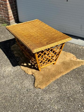 Rotan en bamboe salontafel  beschikbaar voor biedingen