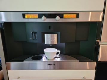 Machine à café Miele Nespresso intégrée, Réservoir d'eau amovible, Dosettes et capsules de café, Utilisé, 10 tasses ou plus