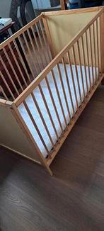 Kinderbedje in licht kleurig hout, Kinderen en Baby's, Kinderkamer | Bedden, Ophalen, Zo goed als nieuw