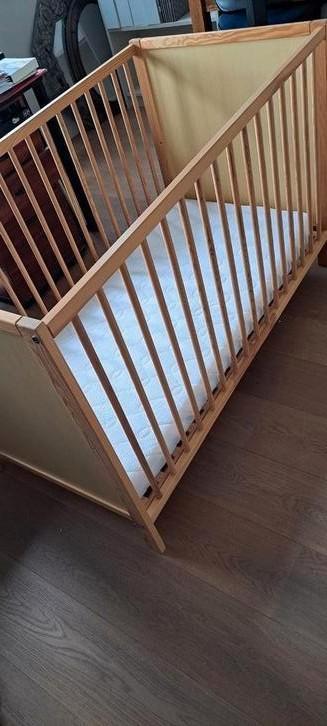 Kinderbedje in licht kleurig hout, Kinderen en Baby's, Kinderkamer | Bedden, Zo goed als nieuw, Ophalen