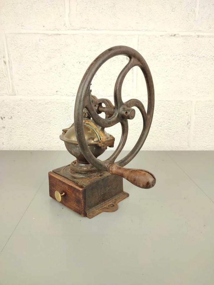 Antieke koffiemolen met zijwiel, Antiek en Kunst, Antiek | Keukengerei, Ophalen of Verzenden
