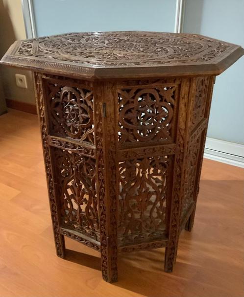 Antieke bijzettafel van gesneden hout, Antiek en Kunst, Kunst | Beelden en Houtsnijwerken, Ophalen of Verzenden